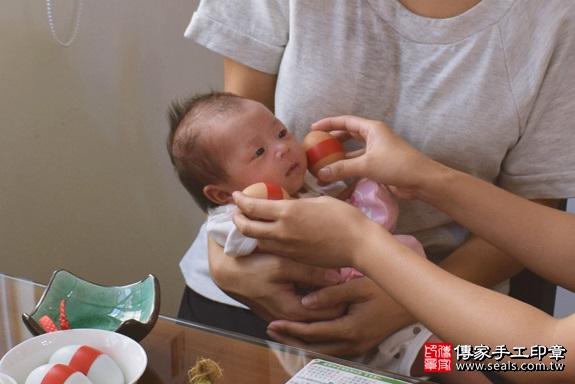 剃胎毛、滿月剃頭、嬰兒剃頭、嬰兒理髮、嬰兒剃髮、嬰兒剃胎毛、嬰兒滿月剃頭、寶寶剃頭、剃胎毛儀式、剃胎毛吉祥話、滿月剃頭儀式、滿月剃頭吉祥話、寶寶剃胎毛、寶寶滿月剃頭理髮、 高雄左營區剃胎毛、高雄左營區滿月剃頭、 高雄左營區嬰兒剃頭剃胎毛、高雄左營區嬰兒理髮、高雄左營區嬰兒剃髮、呂寶寶(高雄左營區到府嬰兒寶寶滿月剃頭理髮、免費到府嬰兒剃胎毛儀式吉祥話)。到府剃頭剃胎毛主持、專業拍照、DVD光碟、證書。★購買「臍帶章、肚臍章、胎毛筆刷印章」贈送：剃頭、收涎、抓周，三選一。2017.08.12  照片4